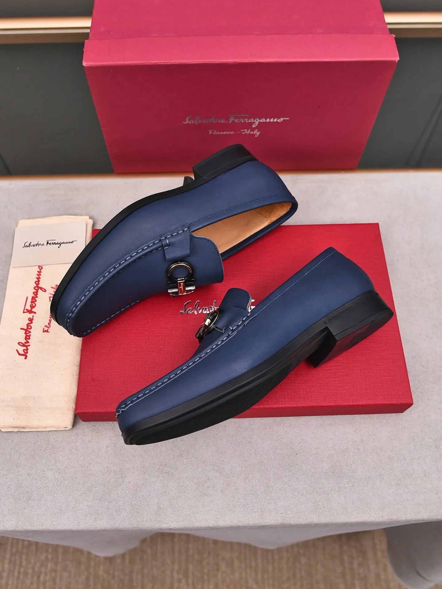 Factory: 250 [Original running volume quality] Brand: Ferragamo (Ferragamo) Size: Men's size 38/44 (45 can be customized) Grade: Same style as the official website High-end quality men's shoes Material: Original first-layer calfskin Water-dyed cowhide lining Original outsole Style category: Men's fashion formal business casual leather shoes Slip-on men's shoes high-top series Young fashion European and American trends British style Casual matching Comfortable feet